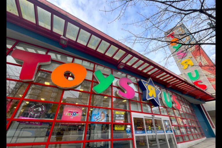 🧸 The End of an Era: Why BC’s Last Toys “R” Us Closed — and Where Metro Vancouver Families Are Shopping Now